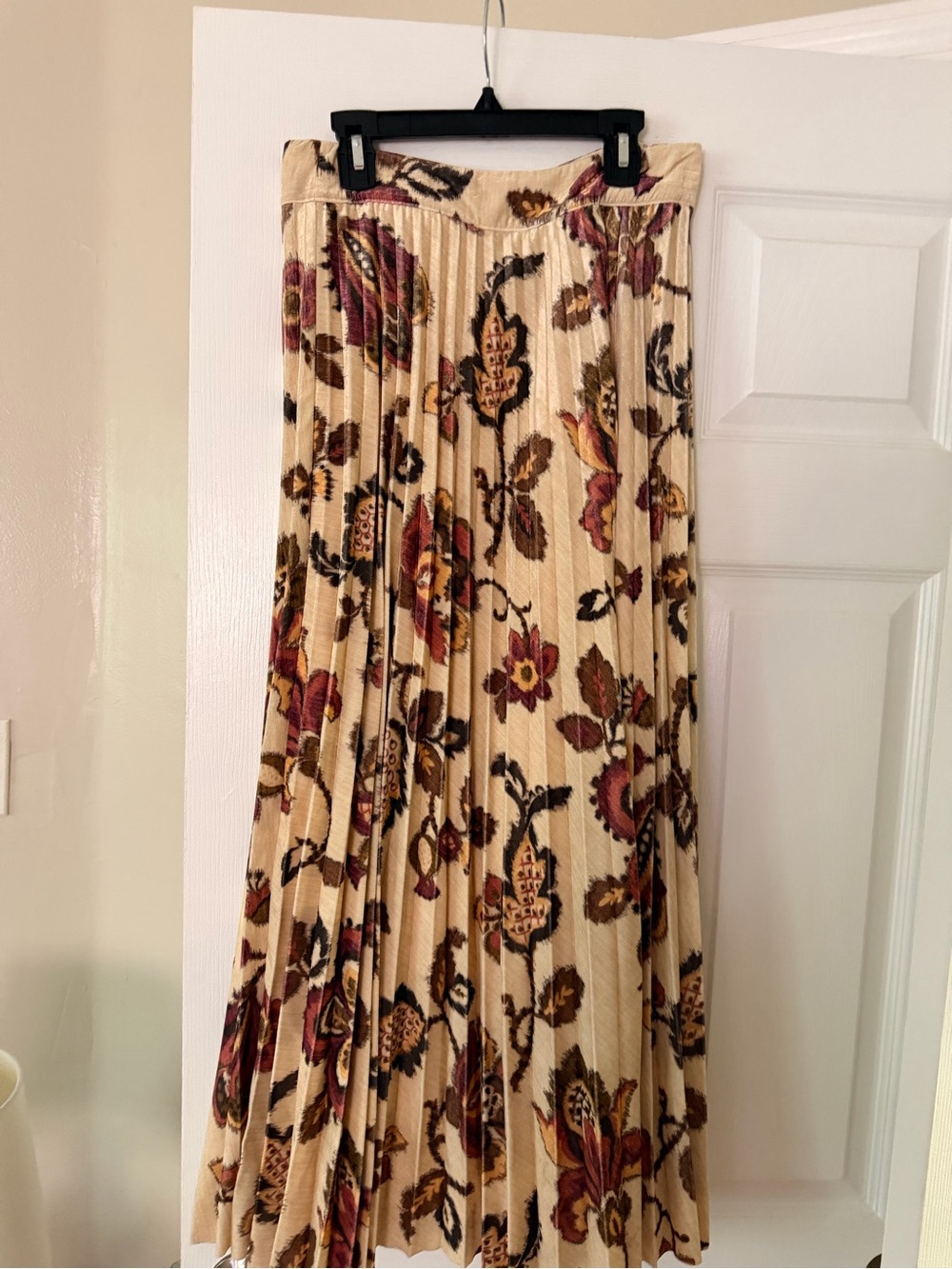 Sezane Velvet Pleated Floral ‘Dune’ Midi Skirt - Picture 4 of 10